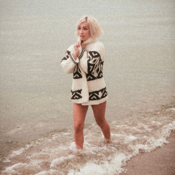 🔔HOST PICK🔔Sweater from 60s like one Marilyn Monroe wore UNISEX - Picture 7 of 8